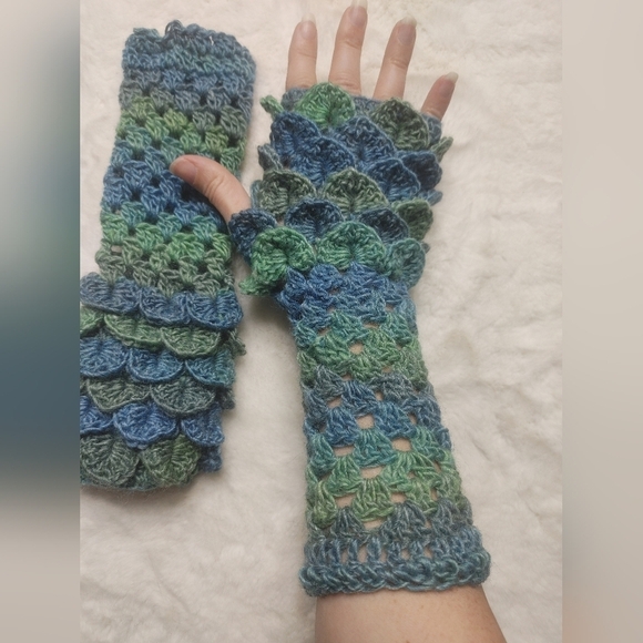 Handmade Crocheted Wool Fingerless Dragonscale Texting Gloves-Green/Blue - Picture 6 of 6